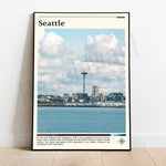 Le texte alternatif pour cette image serait : L'image montre le paysage urbain de Seattle, avec le célèbre Space Needle dominant l'horizon, surplombant les gratte-ciels de la ville située sur la rive d'un plan d'eau sous un ciel nuageux.