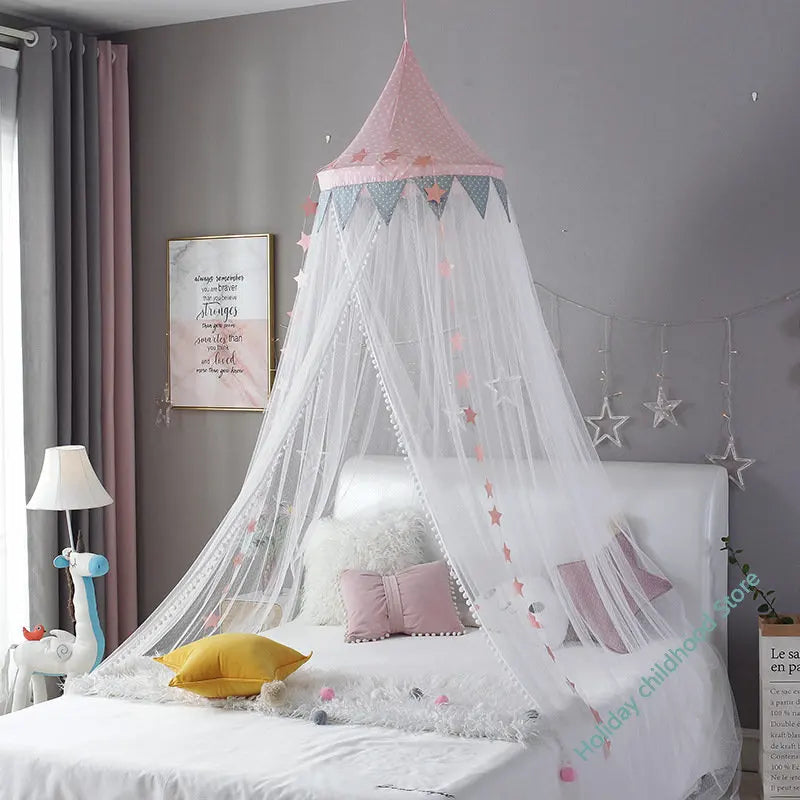 rideau lit bébé rose étoiles gris blanc transparent décoration chambre enfant pompons