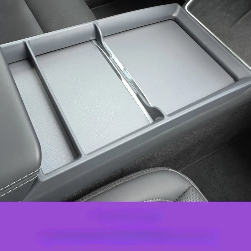 organisateur boîte gants voiture gris clair noir blanc surface lisse moderne minimaliste