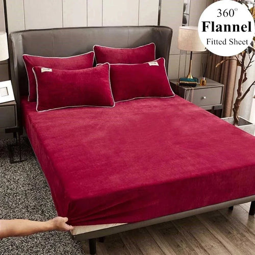 Drap-housse en flanelle monochrome super doux sur un lit double