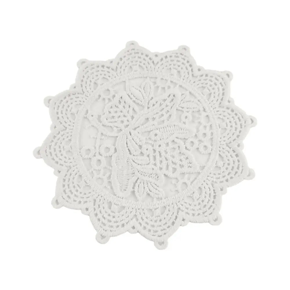serviettes table brodées fleurées vintage romantique beige blanc marron clair tasse soucoupe cuillère