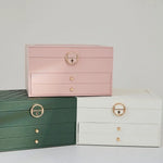 boîte bijoux cuir vert foncé blanc rose pâle motifs géométriques classique chic poignées dorées