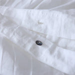 Housse de couette en lin vert clair dans une chambre décorée naturellement