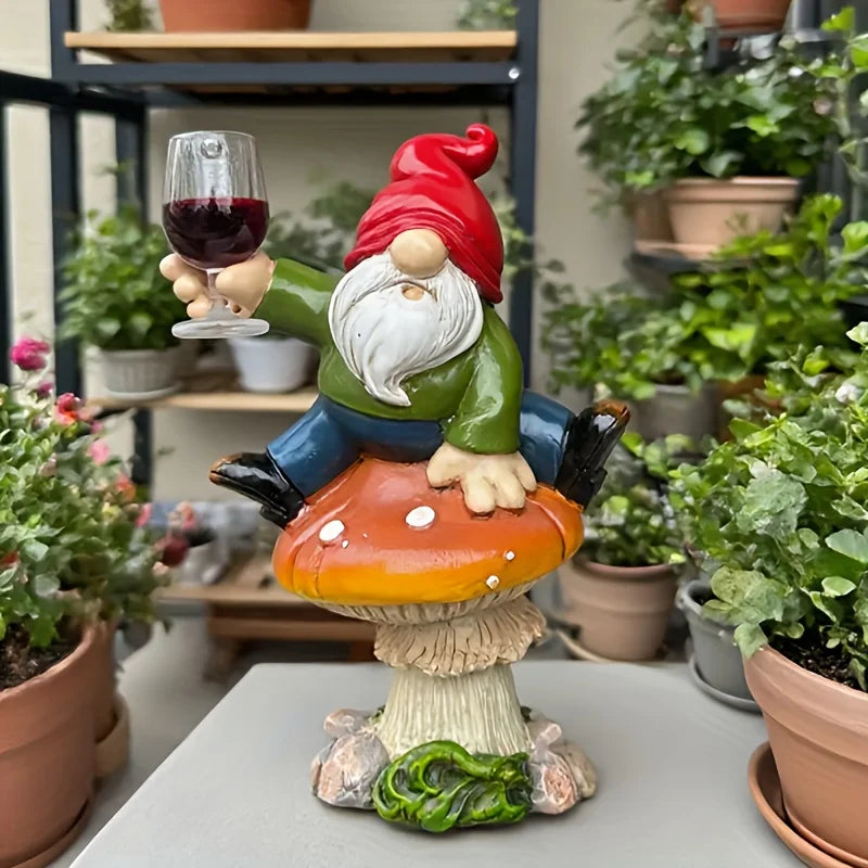 statue gnome assis champignon rouge vêtement vert pantalon bleu barbe blanche verre vin opaque