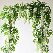 guirlande florale artificielle décoration murale extérieure fleurs blanches feuilles vertes romantique vintage