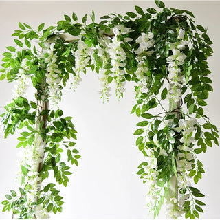 guirlande florale artificielle décoration murale extérieure fleurs blanches feuilles vertes romantique vintage