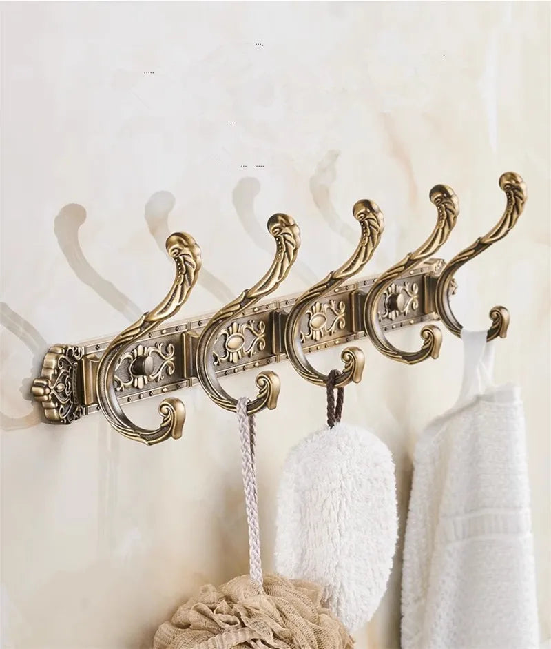 accessoires salle bain doré ornements sculptés finition brillante antique élégant porte serviettes savon toilette