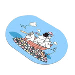 tapis sol moomin dessins animés rose clair blanc rouge bleu personnages fleurs illustration salle
