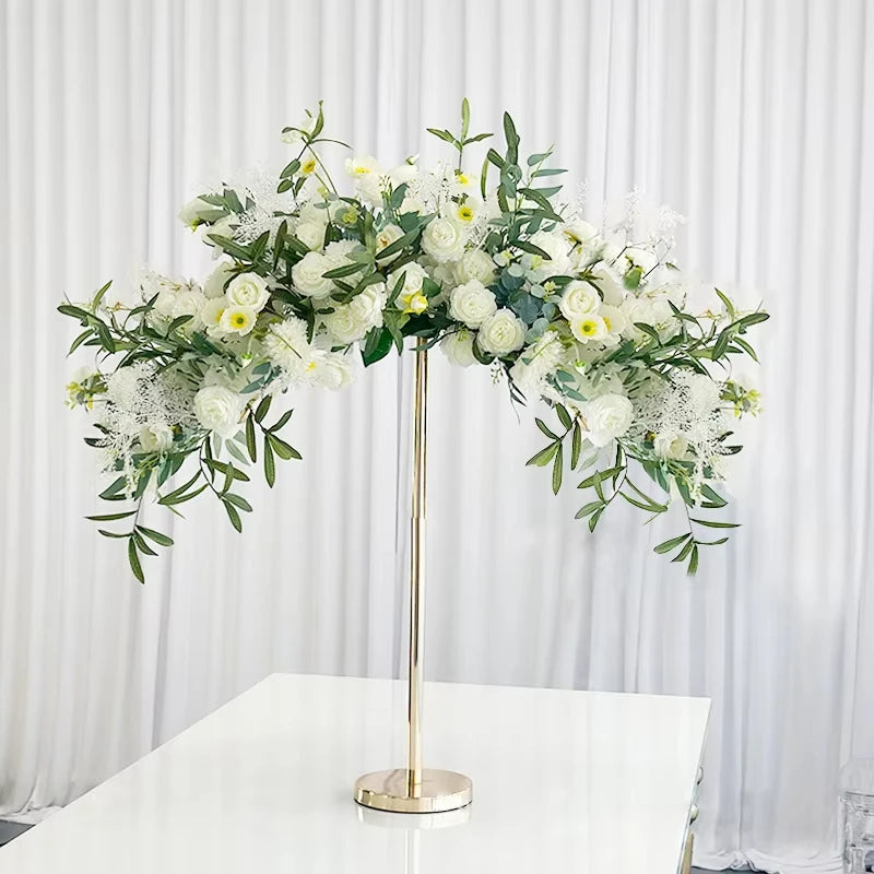 arche fer or moderne mariage décoration florale élégante roses blanches feuillage table