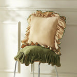 Un fauteuil vintage orné de coussins moelleux aux couleurs chaudes et chaleureuses.