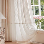 rideaux blancs transparents classiques romantiques bordure dentelée dorés maison hospitalière