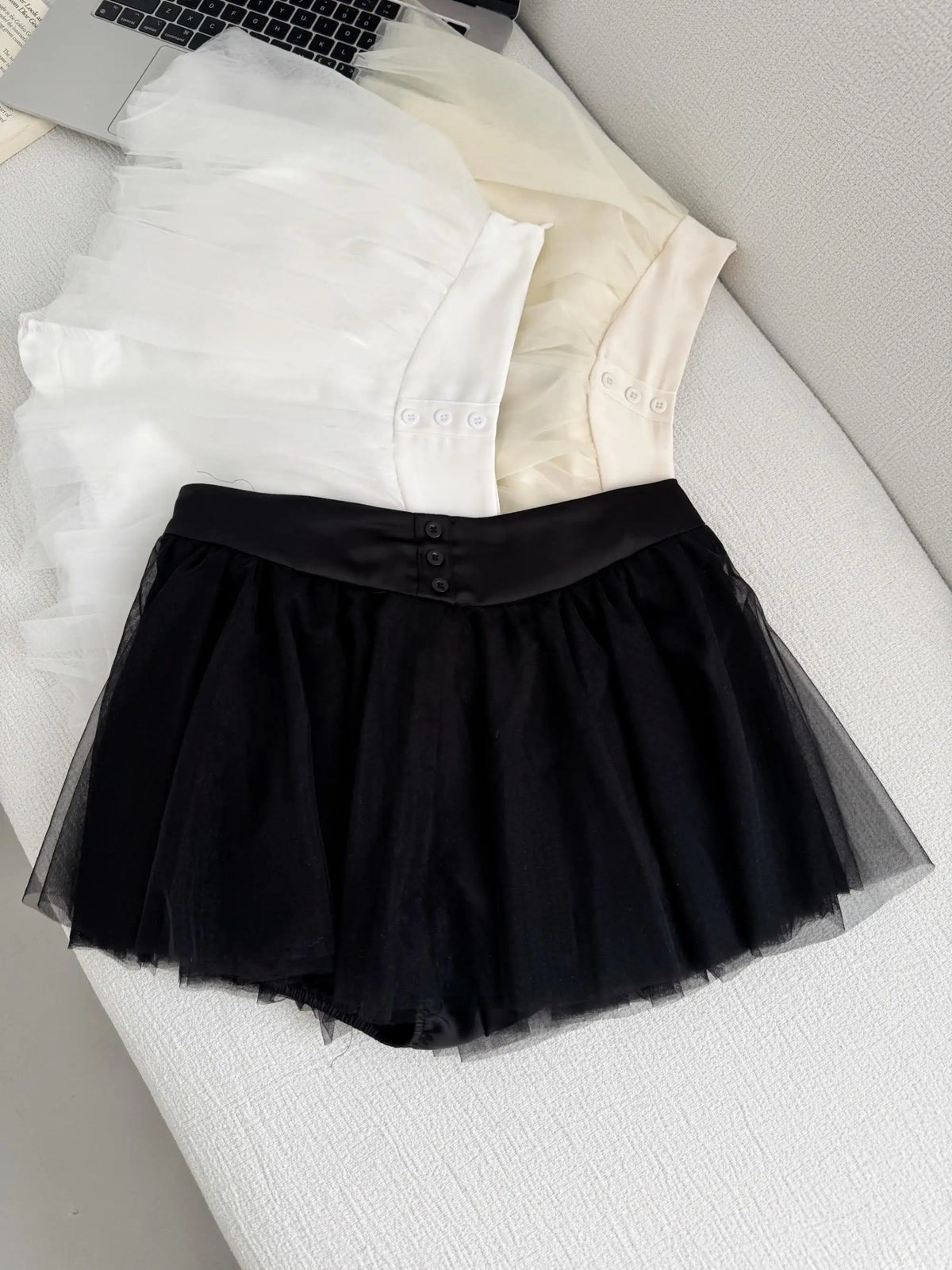 jupe élastique minijupe dessus genou élégante tulle noir blanc féminine chic translucide boutons