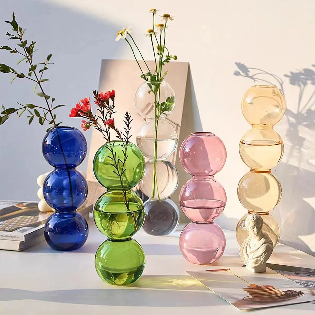 vases transparents modernes sphères empilées bleu vert marron beige