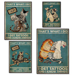 Une collection d'affiches vintage représentant des chats et des tigres tatoués, avec la mention "That's what I do, I get tattoos and I know things".