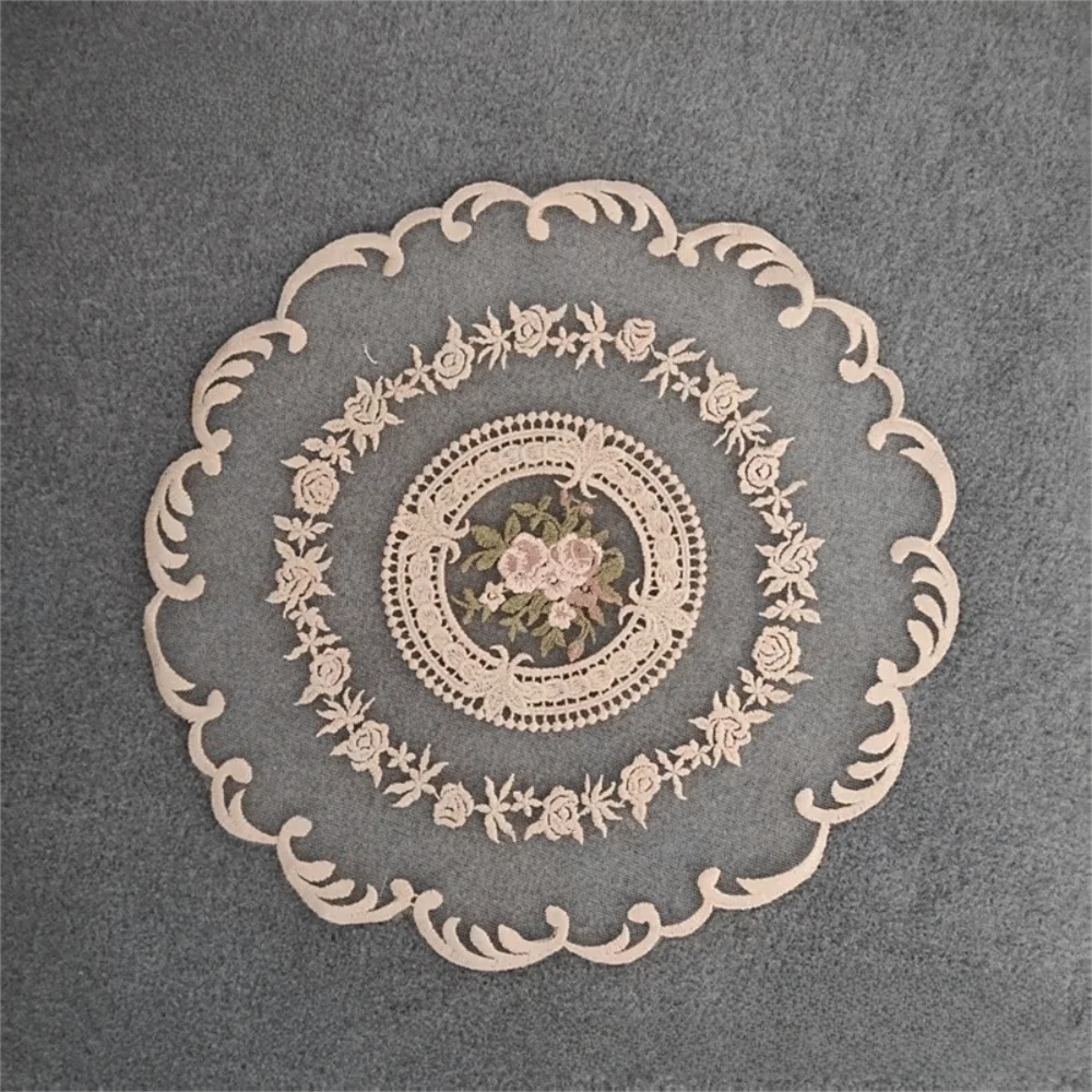nappe table décorative brodée dentelle fleur rose motif circulaire vintage shabby chic semi transparent