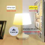 Lampe de chevet en usage sur un bureau pour la lecture