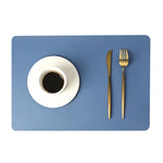 serviettes table moderne bleu marine vert foncé texture cuir minimaliste respectueux environnement opaques