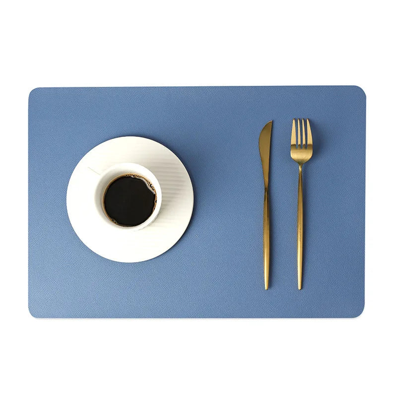 serviettes table moderne bleu marine vert foncé texture cuir minimaliste respectueux environnement opaques