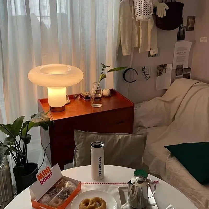 Lampe champignon allumée avec lumière LED douce le soir