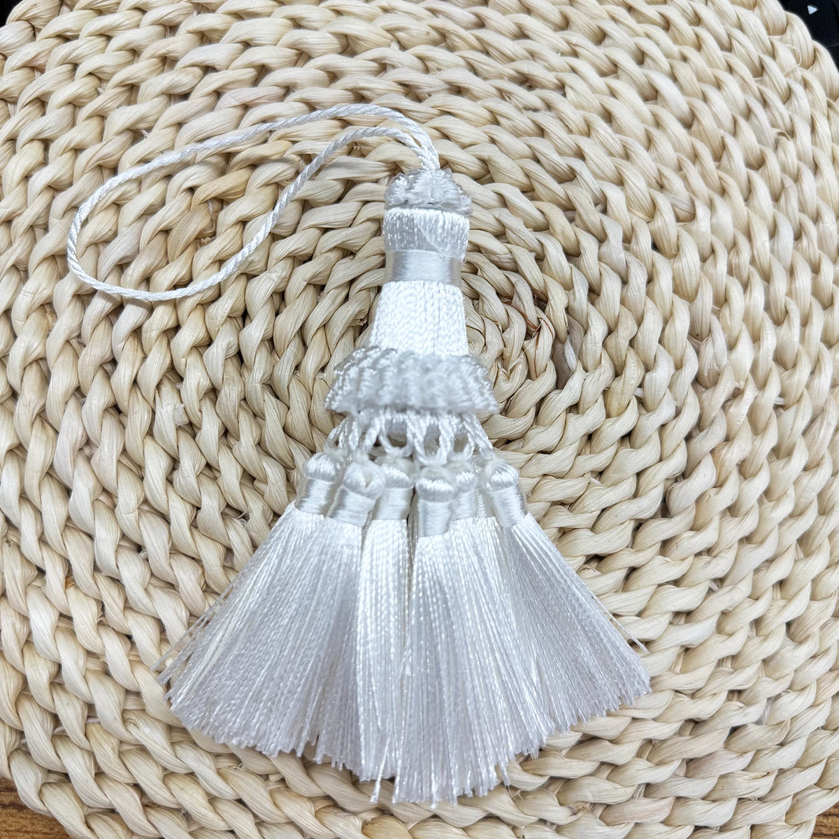 pompons franges tissus décoratifs élégants rideaux accessoires textiles maison couleurs variées beige gris rose