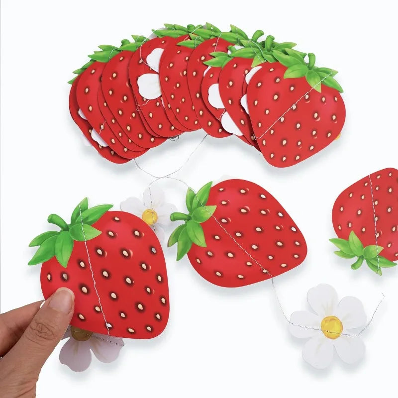 guirlande fraises fleurs blanches décoration anniversaire enfant rouge blanc vert festive tropicale chambre maison