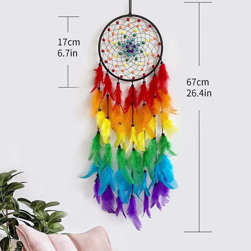 Un capteur de rêves coloré et décoratif composé de plumes aux couleurs arc-en-ciel suspendues à un cercle en fil de métal noir.