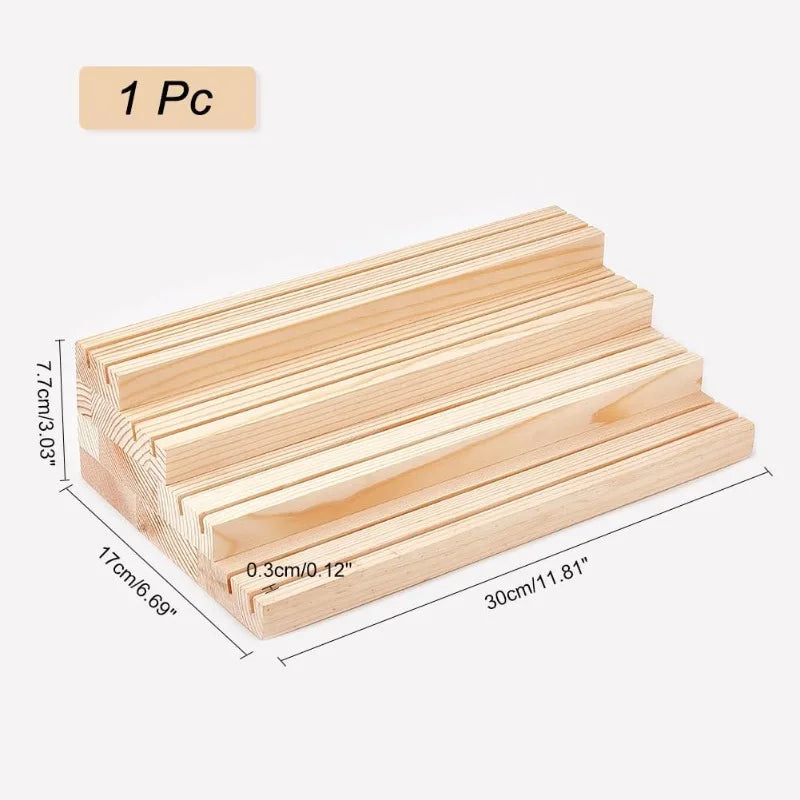 Vue de côté du présentoir en bois montrant les 4 niveaux