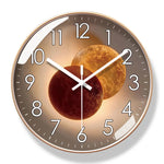 horloge murale moderne cadre doré motif planètes luxe silencieuse décoration salon intérieur gris