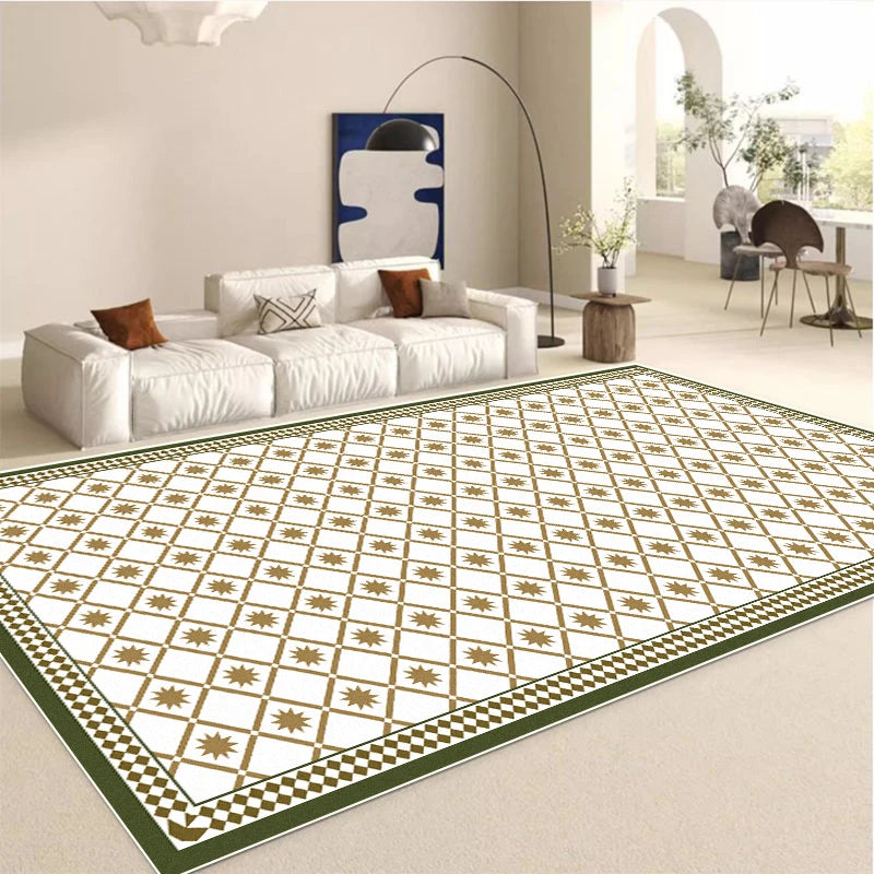 Ce tapis de sol élégant présente un motif géométrique orné de formes carrées et étoilées dans des tons de vert et d'or, créant une ambiance chaleureuse et sophistiquée dans cette pièce lumineuse dotée d'un canapé blanc et d'autres meubles modernes.