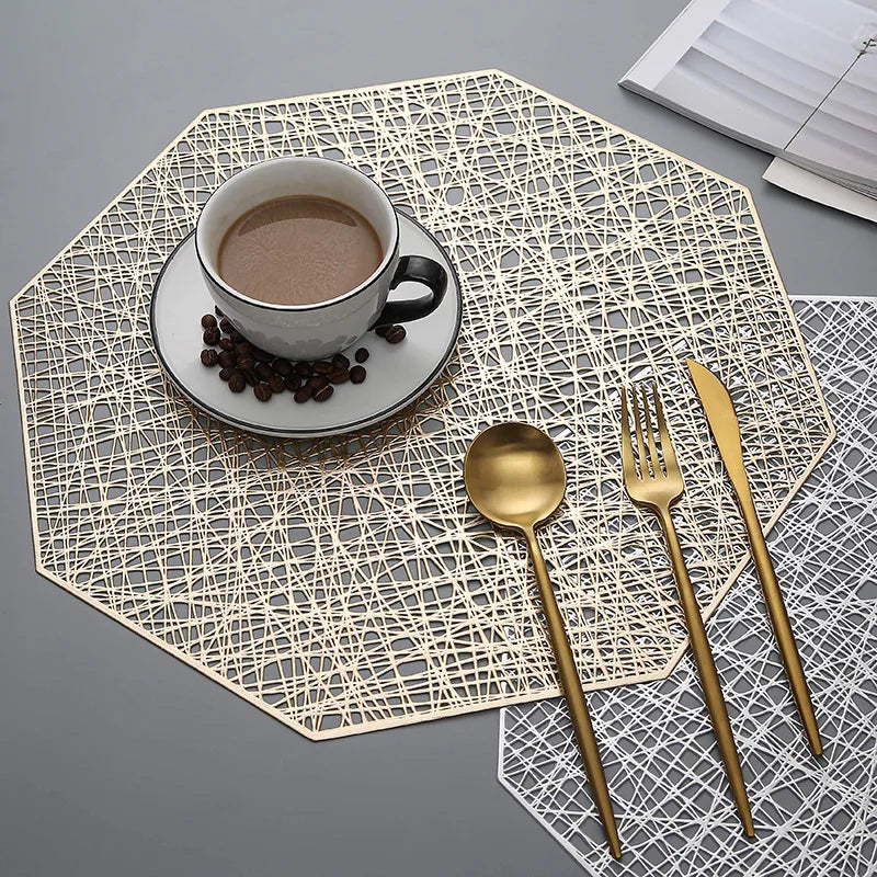 Set de sets de table en PVC ajourés dorés sur une table à manger élégante