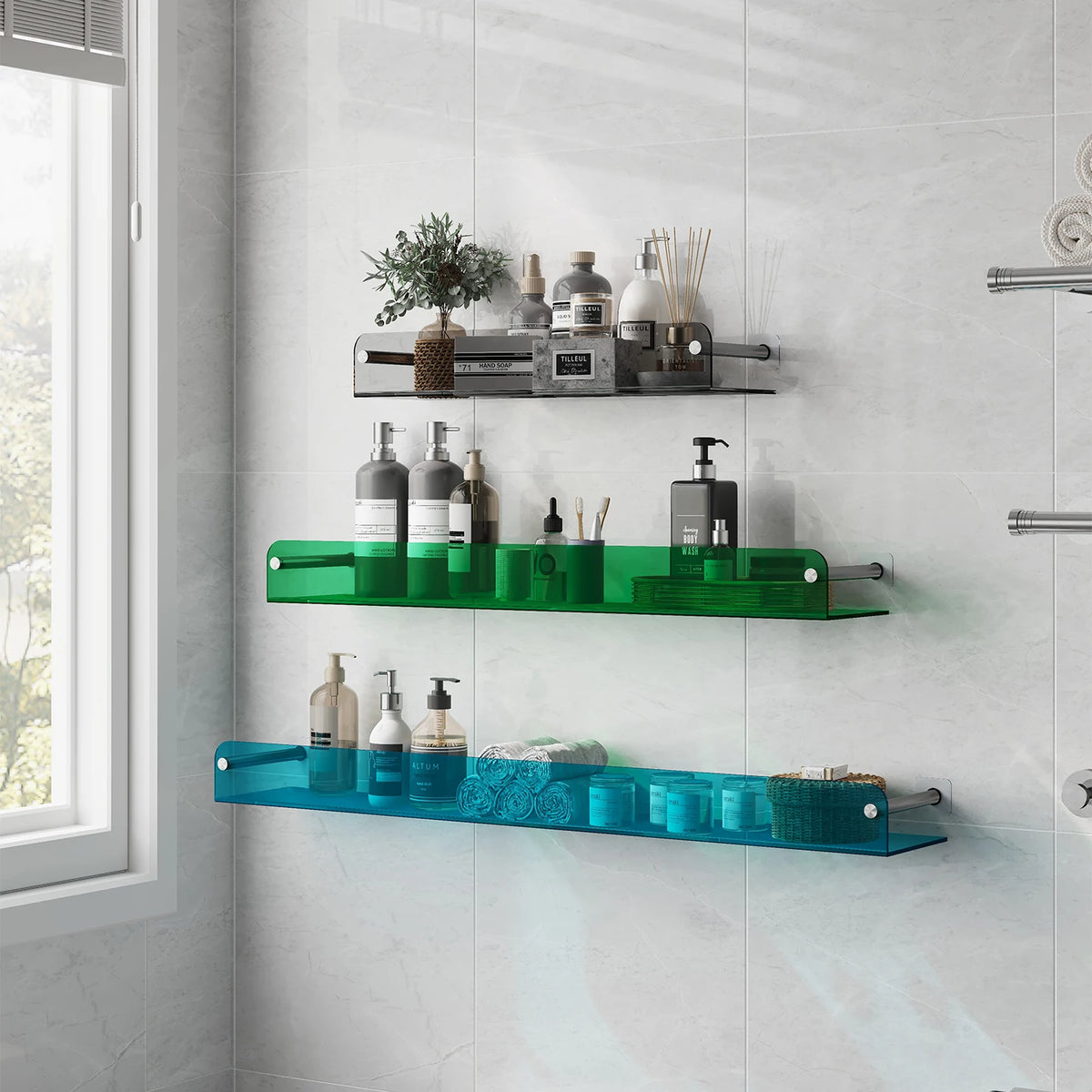 étagère murale transparente moderne salle bain minimaliste couleurs bleu rouge vert fixations métalliques flacons