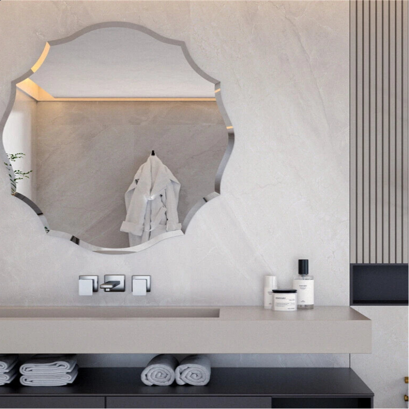 Un miroir décoratif dans une salle de bain moderne avec des accessoires de bain, une plante verte et un éclairage subtil.