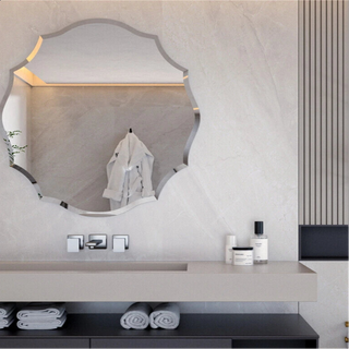 miroir asymétrique bord ondulé argenté salle bain salon décoration intérieure moderne fixations