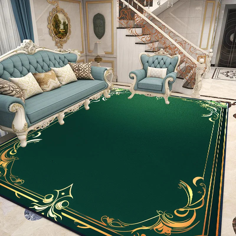 Intérieur élégant avec un canapé et un fauteuil bleu-vert, des cadres dorés et un tapis vert orné de motifs décoratifs.