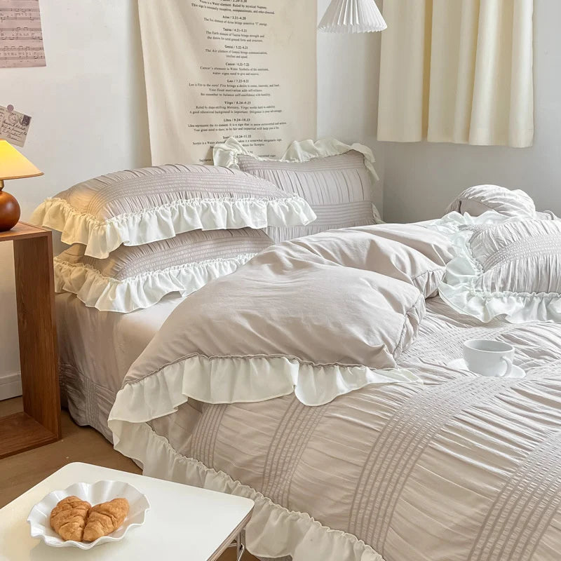 ensemble literie classique rayures horizontales blanc beige vert clair fronces volants romantique pièces