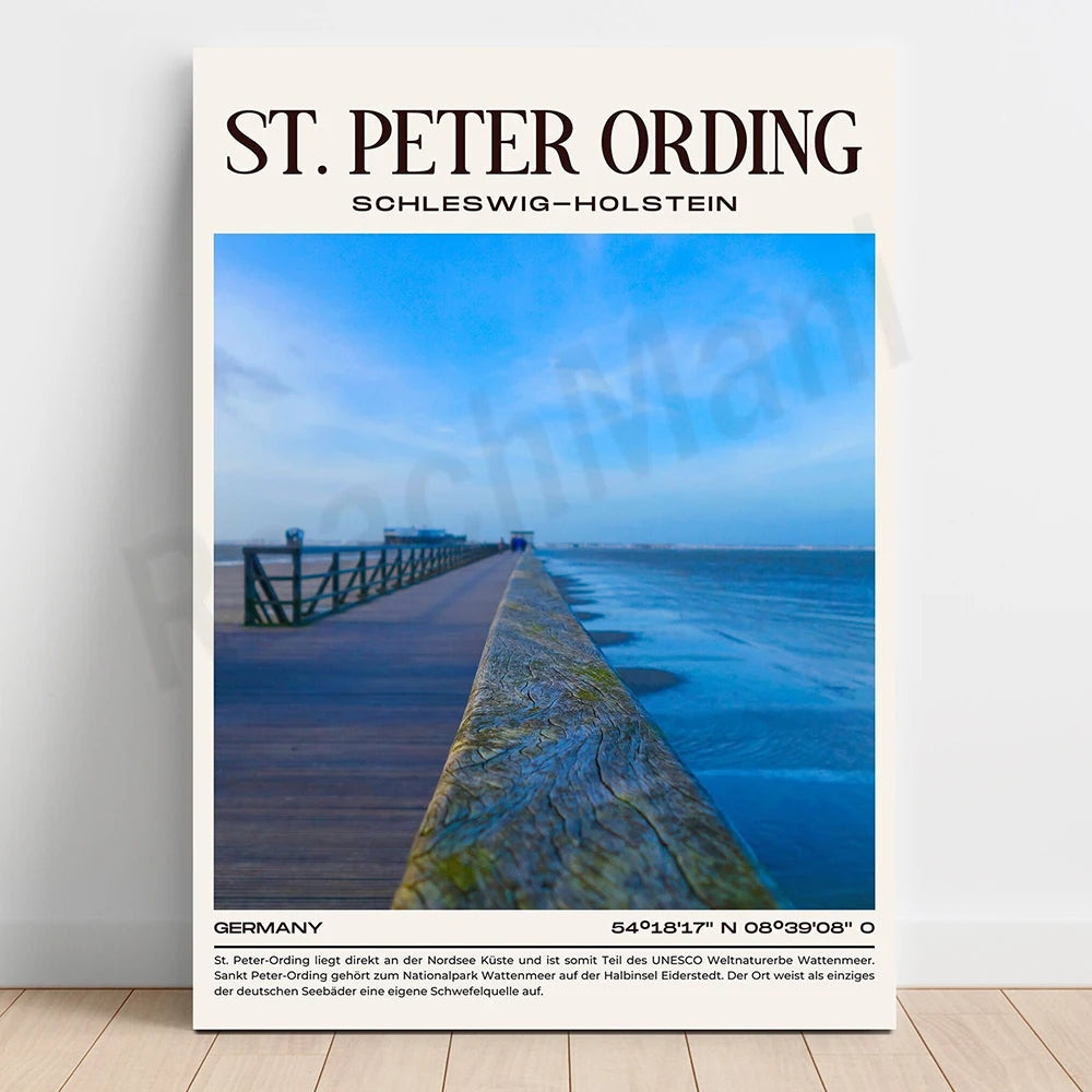 La photo montre un long ponton en bois qui s'étend au-dessus d'une mer bleue paisible, avec un ciel bleu clair en arrière-plan. Le ponton est situé à St. Peter-Ording, une ville côtière d'Allemagne dans la région de Schleswig-Holstein.