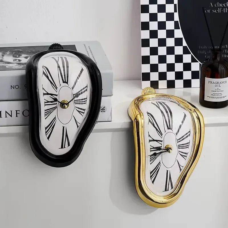 Horloge murale surréaliste fondue style Dali en blanc sur étagère