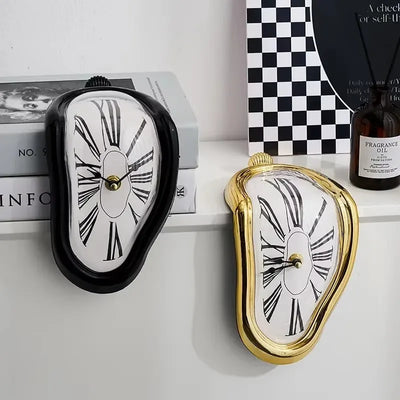 Horloge murale surréaliste fondue style Dali en blanc sur étagère