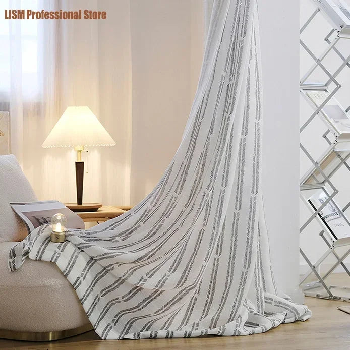 rideau moderne gris blanc rayures horizontales noires translucide salon chambre fenêtre maison