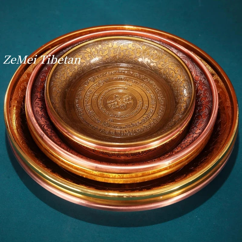 assiettes decoratives ornementales emailees motifs floraux geometriques opalescentes artisanat traditionnel bouddhiste