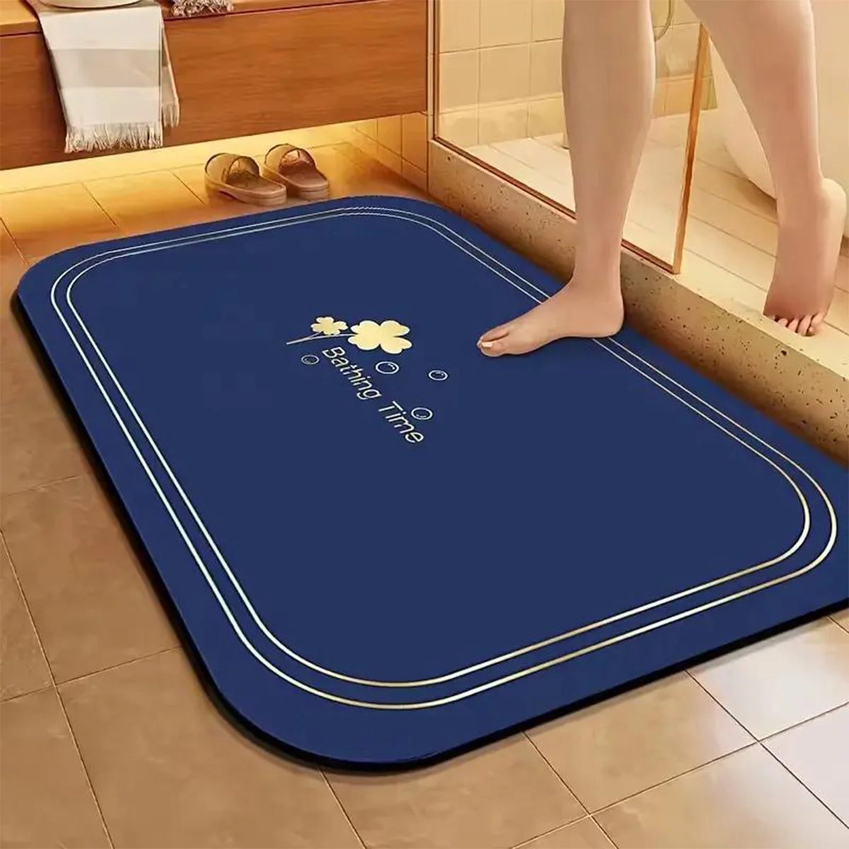tapis bain antidérapant motifs floraux gris foncé bleu marine bordure dorée moderne textures