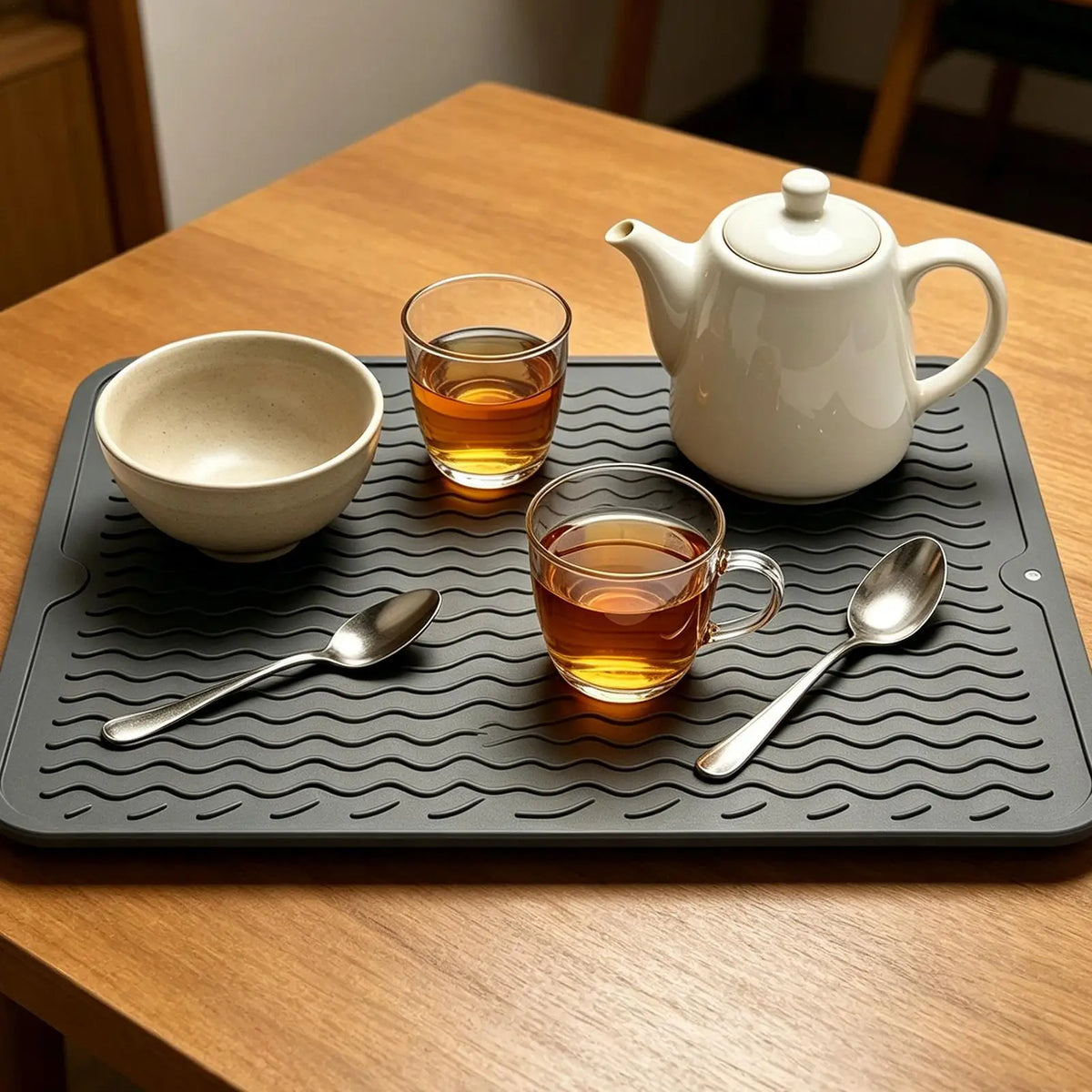 tapis cuisine silicone gris moderne tasse thé bol cuillère fourchette plateau ondulé