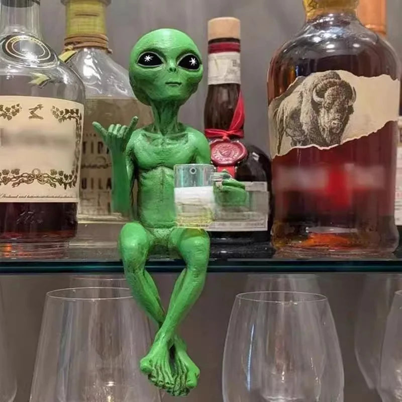 statue alien verre bière shaka signe science fiction humour deco intérieure vert textures anciennes