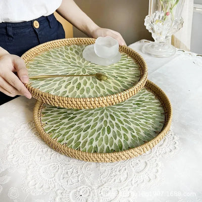 Corbeille à fruits en rotin et coquillage rond sur une table en bois