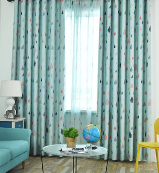 Rideau coloré motif gouttes, idéal pour salon moderne, apportant fraîcheur et style grâce à son design ludique. Parfait pour égayer une pièce avec sa palette multicolore et sa texture douce. Convient à une décoration intérieure vivante et joyeuse, ajoutant une touche contemporaine aux espaces de vie.
