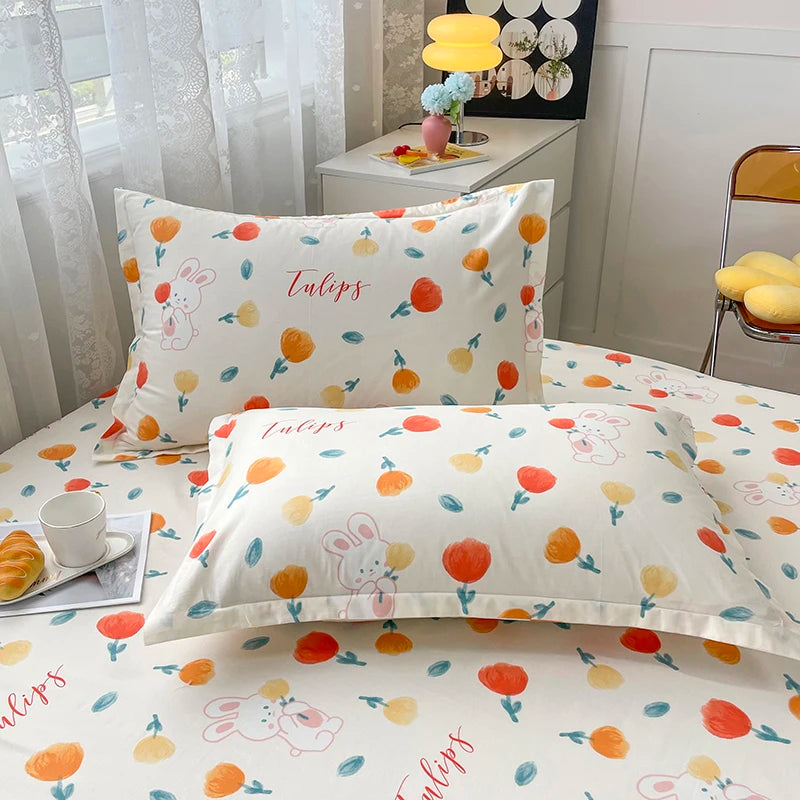 La chambre est décorée avec des draps de lit colorés, mettant en valeur des motifs de tulipes et de lapins, créant une atmosphère chaleureuse et ludique.