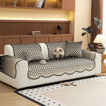 Un canapé élégant et confortable dans un salon chaleureux avec des décorations intérieures harmonieuses.