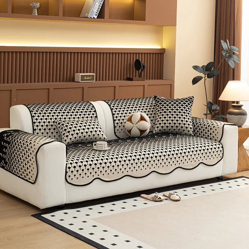 Un canapé élégant et confortable dans un salon chaleureux avec des décorations intérieures harmonieuses.