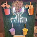 Enseigne lumineuse néon femme avec bouquet - Décoration intérieure esthétique