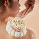 brosse bain douce flexible moderne poignée anneau blanc rose pâle texture maille corps nettoyage